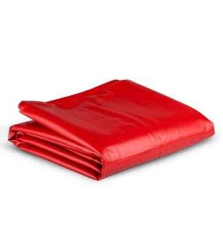 Drap de protection en vinyle rouge L'Écrin de Rubis, soigneusement plié sur un fond blanc épuré.