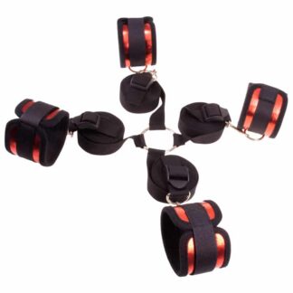 Kit d'attaches de lit Piège du Désert bicolore rouge et noir avec quatre sangles ajustables reliées à un anneau central.