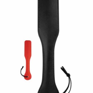 Paddle de massage érotique La Caresse de l'Ombre en faux cuir noir et satin rouge pour jeux de fessée.
