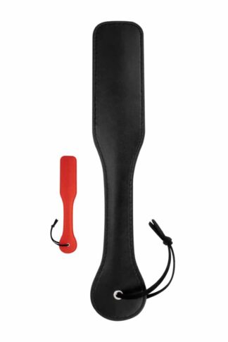 Paddle de massage érotique La Caresse de l'Ombre en faux cuir noir et satin rouge pour jeux de fessée.