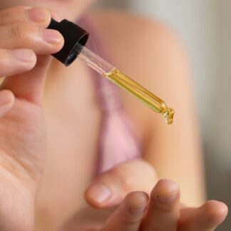 Application de La Rosée de l'Oasis, un sérum intime hydratant à base d'huiles naturelles