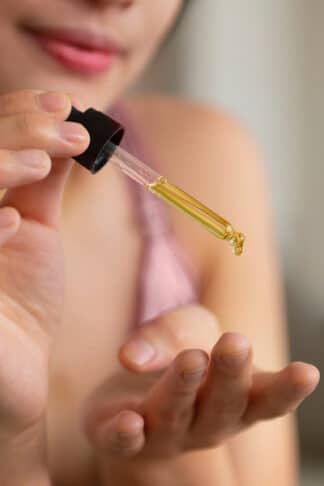 Application de La Rosée de l'Oasis, un sérum intime hydratant à base d'huiles naturelles