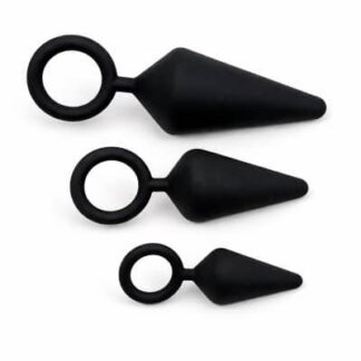 Kit d'initiation anal Oasis Le Trio des Caresses avec trois plugs en silicone noir de tailles progressives sur fond blanc.