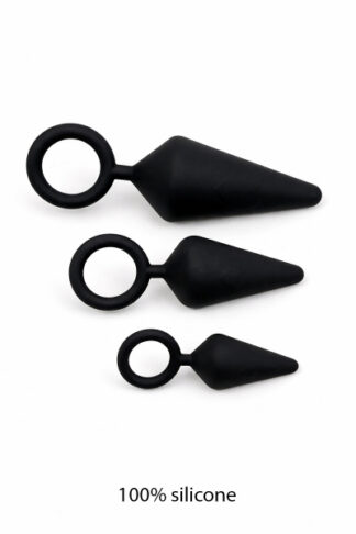 Kit d'initiation anal Oasis Le Trio des Caresses avec trois plugs en silicone noir de tailles progressives sur fond blanc.