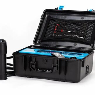 Mallette de transport rigide contenant le système de stimulation sensorielle de luxe Le Souffle du Sahara et ses accessoires.