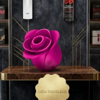 Sélection Éclosion de Vénus comprenant un stimulateur en forme de rose rose, une mousse de massage Orgie et un nettoyant pour sextoys sur un présentoir de luxe.